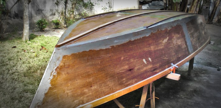 Painting the whole hull with epoxy resin